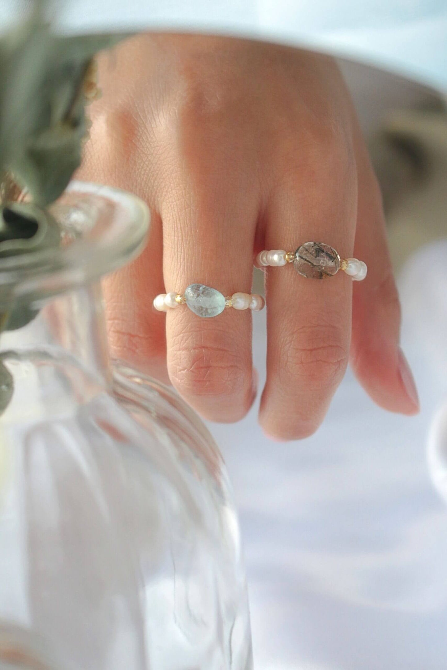 Elastiska ringar/ Elastic Rings with Natural Crystals & Freshwater Pearls