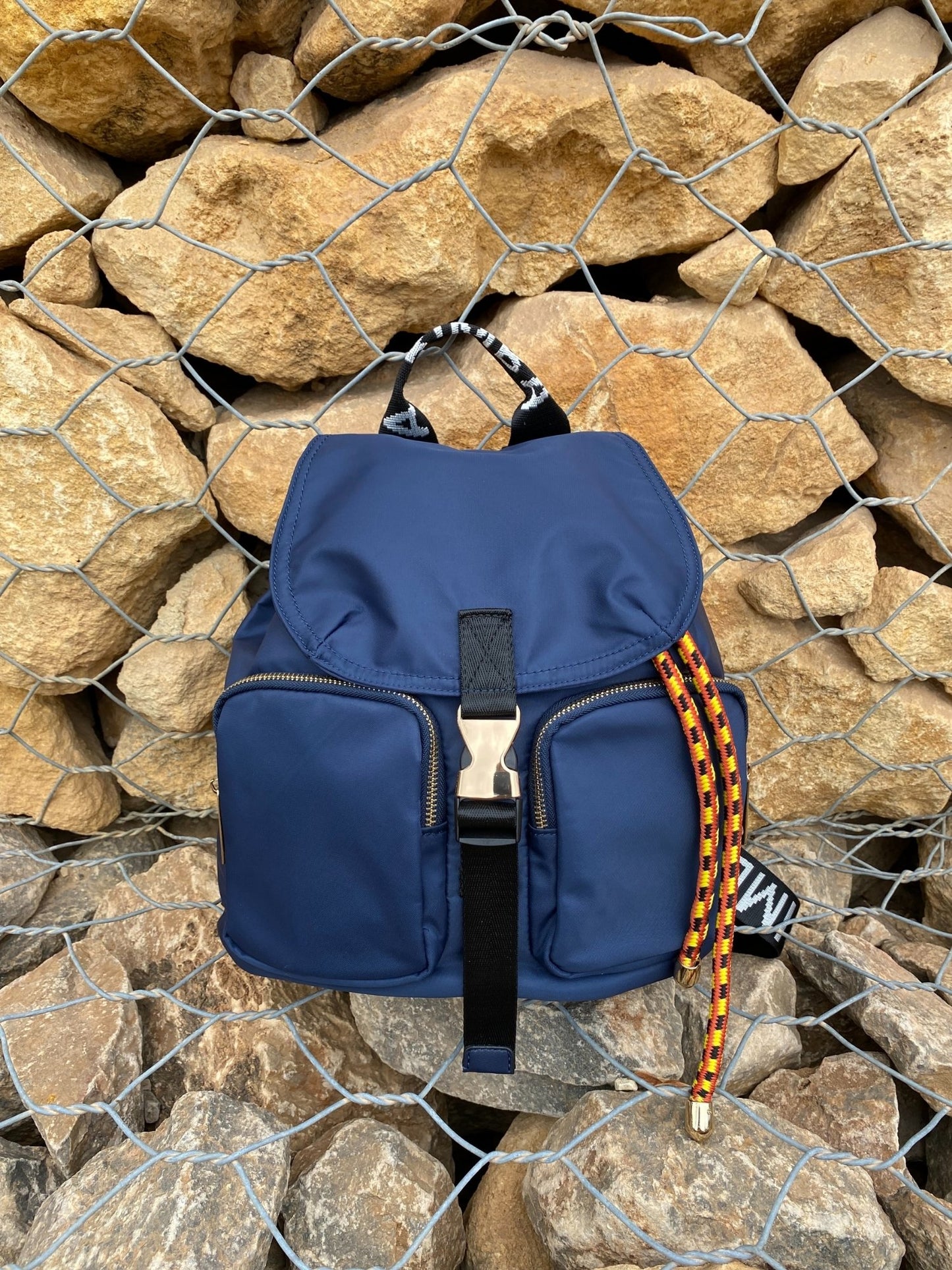 Ryggsäck- Svart ryggsäck- Belted Blue Backpack