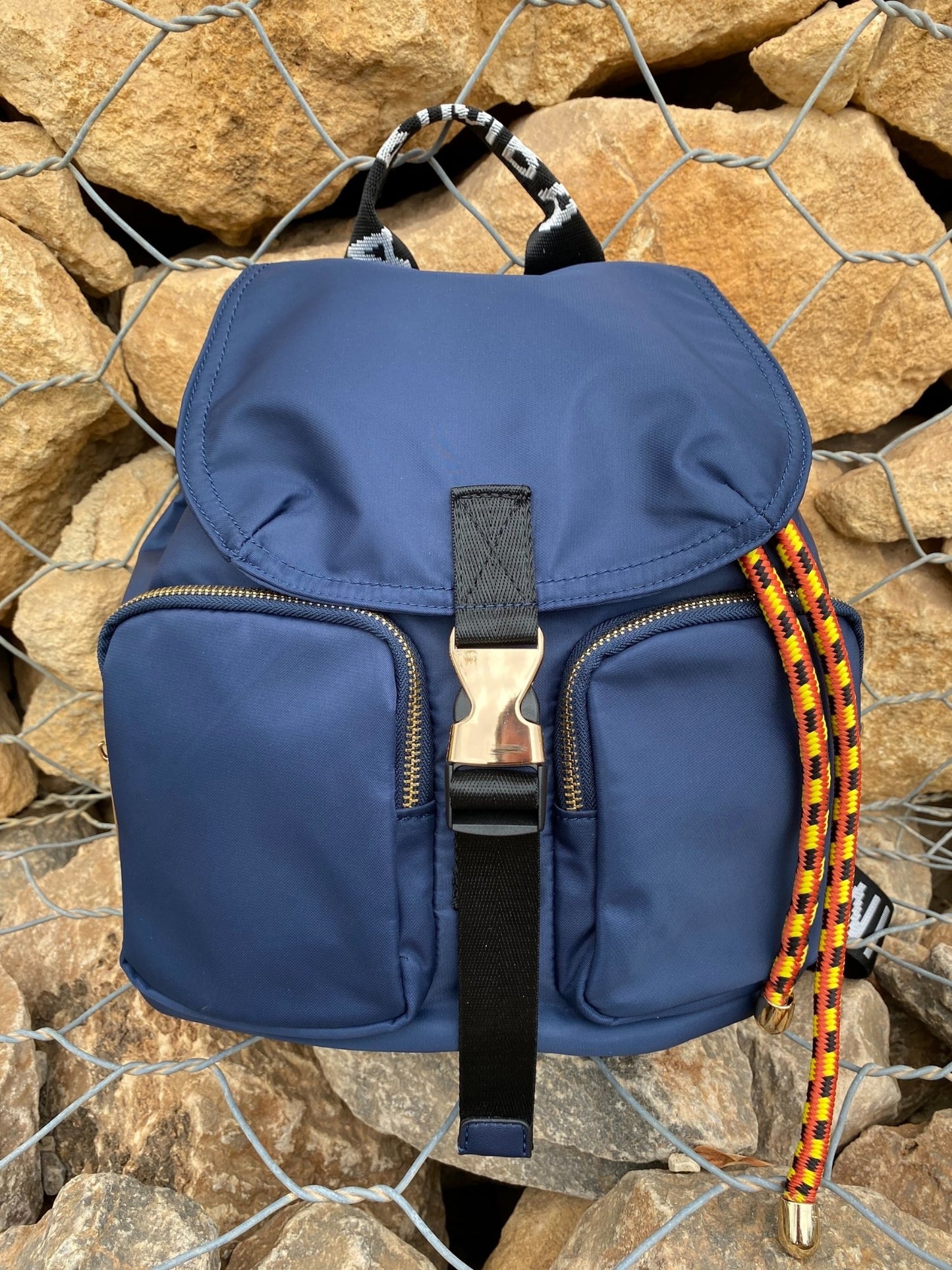 Ryggsäck- Svart ryggsäck- Belted Blue Backpack