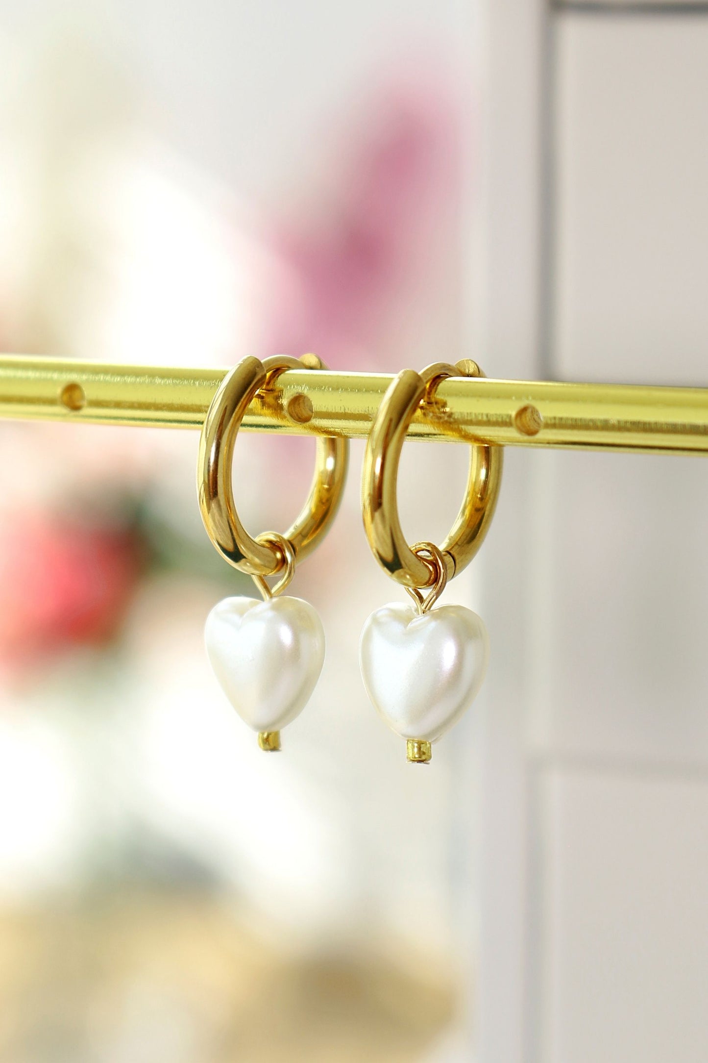 Öronhängen / 24K Pearl Hearts Hoop Earrings